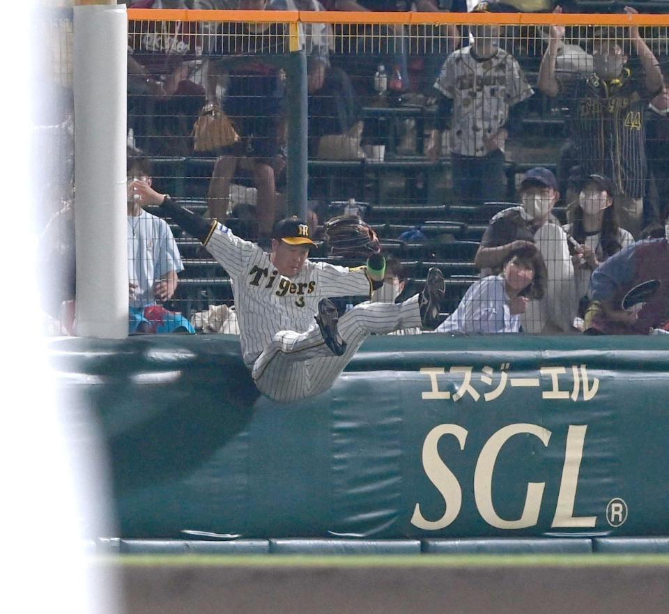 　６回、渡辺佳の打球を好捕する大山（撮影・飯室逸平）