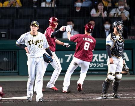 　７回、斎藤（左）は追加点を許す（撮影・山口登）