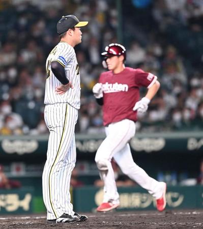 　７回、楽天に追加点を許し、ぼう然と立ちつくす斎藤（撮影・飯室逸平）