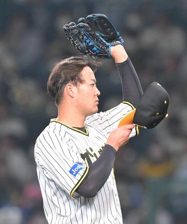 　７回、太田に死球を与え、帽子をとる斎藤（撮影・高部洋祐）