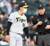 　１回、マルテの交代を告げる矢野監督（撮影・飯室逸平）