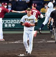 　４回、西純は辰己に勝ち越しソロを許す（撮影・山口登）