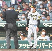 　２回、マルテの交代を告げる矢野監督（撮影・高部洋祐）