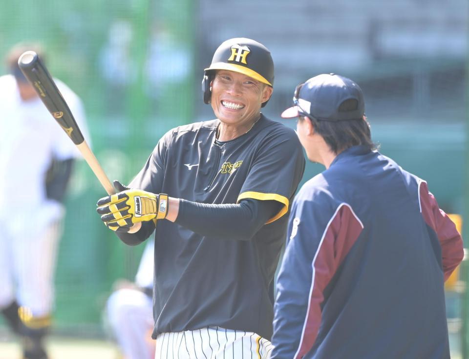 　試合前、西川（右）と談笑する糸井（撮影・高部洋祐）