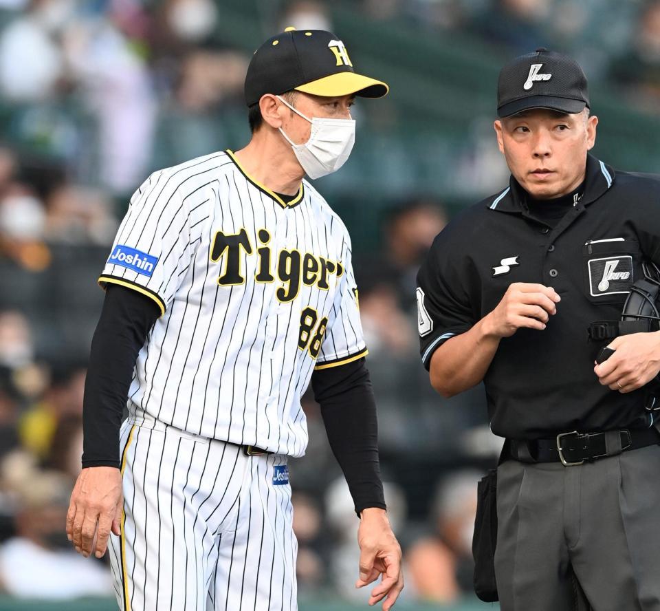 　１回、マルテの交代を告げる矢野監督（撮影・飯室逸平）