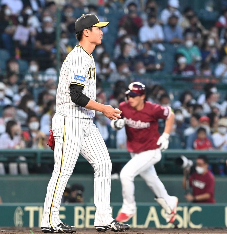 　４回、辰己に勝ち越しソロを打たれる西純（撮影・飯室逸平）