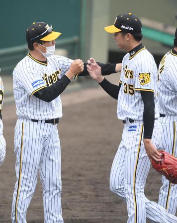 　試合後、才木をねぎらう平田２軍監督（左）＝撮影・石井剣太郎