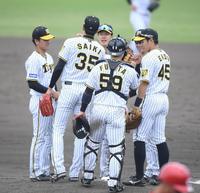 　試合に勝利し、タッチをかわす才木（３５）ら（撮影・石井剣太郎）