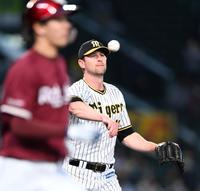 　３回、岸のバントを一塁へ送球するガンケル（撮影・田中太一）