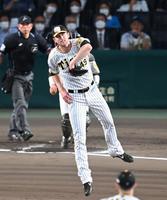 　４回、マルモレホスの打球に飛びつくガンケル（撮影・飯室逸平）