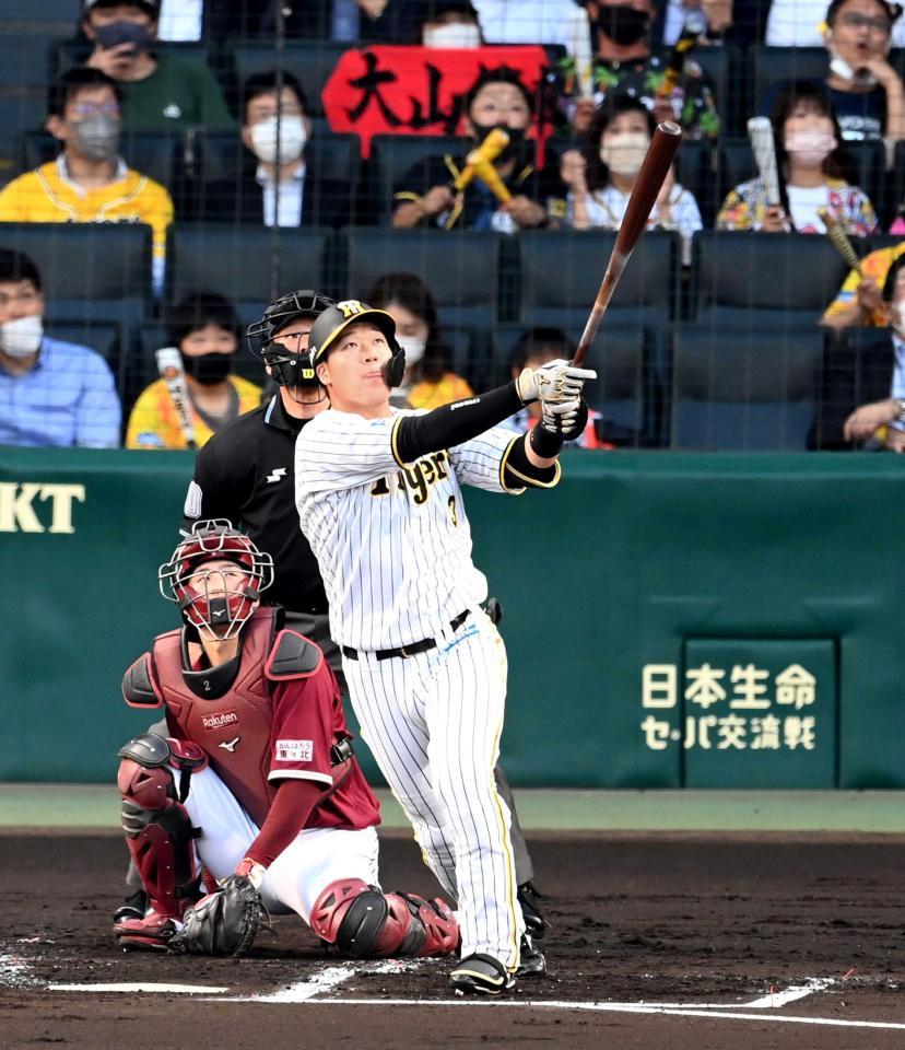 　２回、大山は左越えに先制ソロを放つ（捕手・太田）＝撮影・山口登
