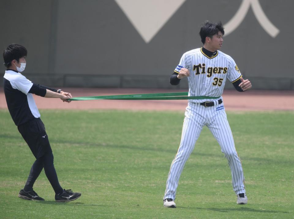 　練習で汗を流す才木（右）＝撮影・石井剣太郎