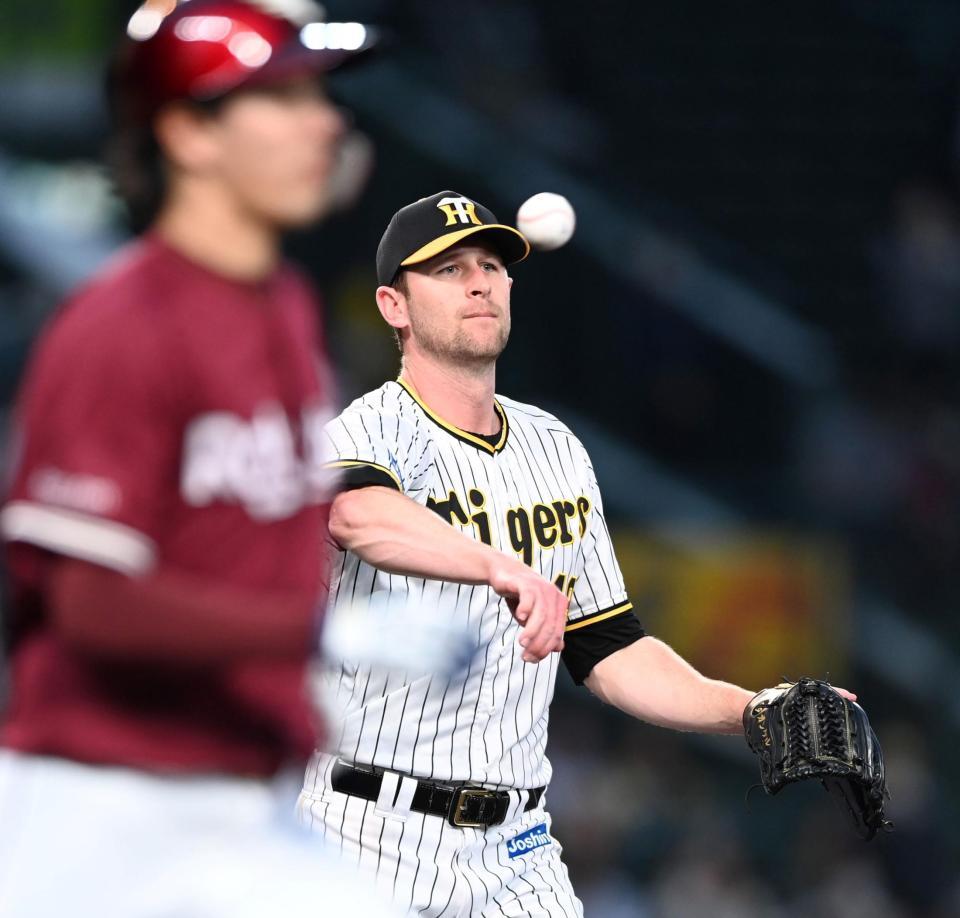 　３回、岸のバントを一塁へ送球するガンケル（撮影・田中太一）