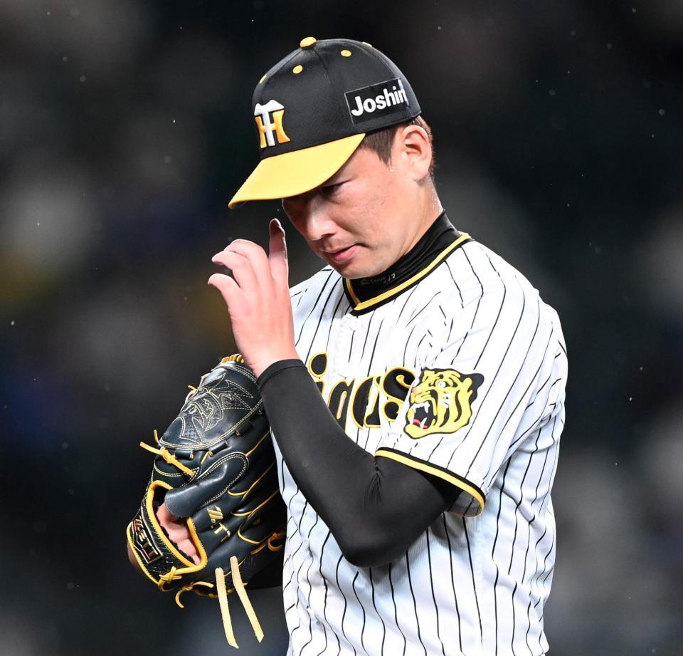 　９回、先制を許した岩崎はベンチへ戻る（撮影・田中太一）