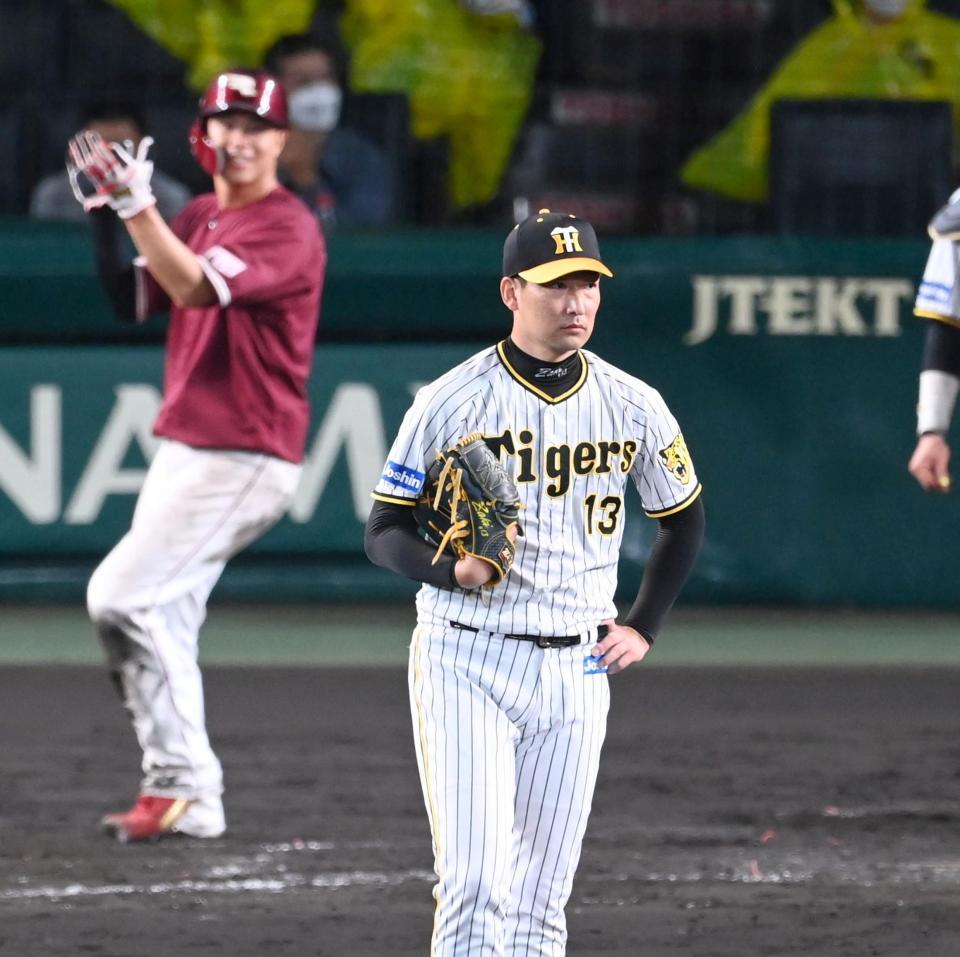 ９回、先制タイムリーを打たれ、ぼう然と立ちつくす阪神・岩崎優＝甲子園（撮影・飯室逸平）