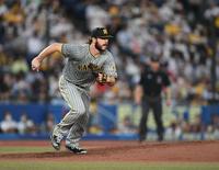 ３回、安田を二ゴロに打ち取り一塁ベースカバーに走るウィルカーソン（撮影・開出牧）