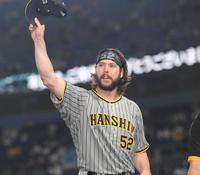 勝ち星を挙げたウィルカーソンはファンの声援に帽子をとって応える（撮影・田中太一）