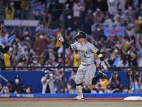 ９回、先制の中越えソロを放ち三塁べーズを蹴ってポーズを決める佐藤輝（撮影・開出牧）