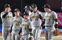 ８セーブ目を挙げた岩崎は決勝ソロを放った佐藤輝にサムアップ（撮影・佐々木彰尚）