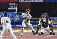 ９回、佐藤輝は中越えにソロを放つ（撮影・佐々木彰尚）