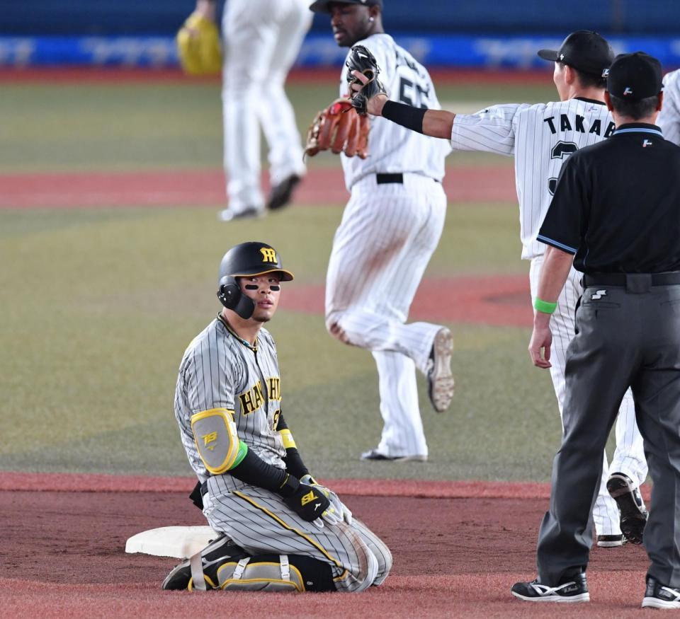４回、二三間で挟まれ走塁死した佐藤輝（撮影・佐々木彰尚）
