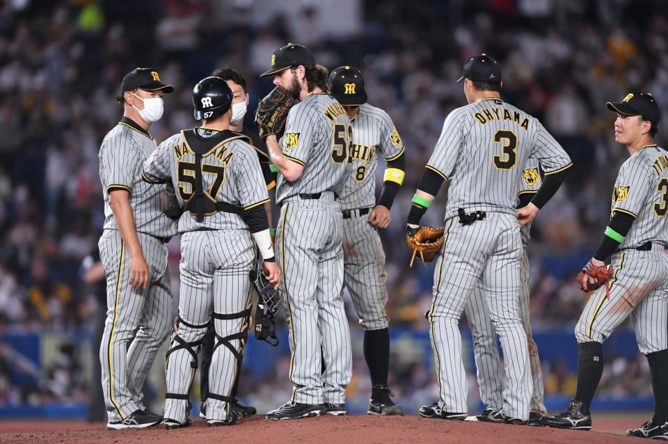 ６回、中村奨に左前打を打たれ、福原投手コーチ（左端）からアドバイスを受けるウィルカーソン（中央）＝撮影・開出牧