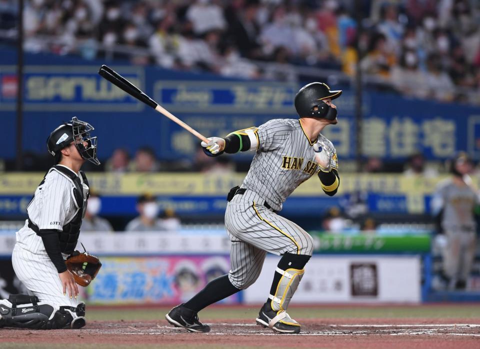 ９回、先制の中越えソロを放つ佐藤輝（撮影・開出牧）