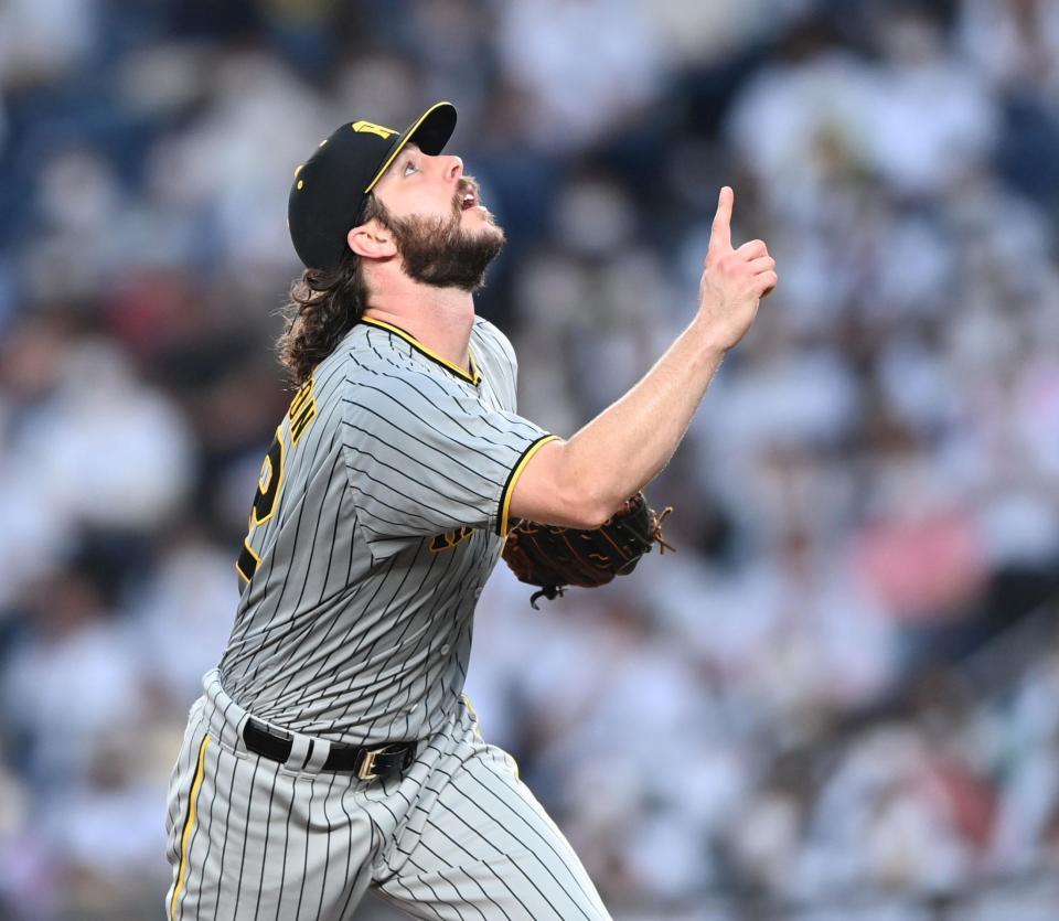 ２回、佐藤都を捕邪飛に打ち取り、打球を示すウィルカーソン（撮影・田中太一）