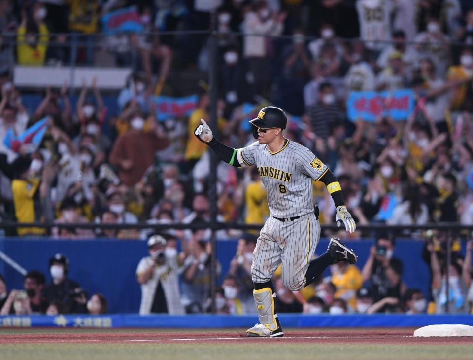 ９回、先制の中越えソロを放ち三塁べーズを蹴ってポーズを決める佐藤輝（撮影・開出牧）