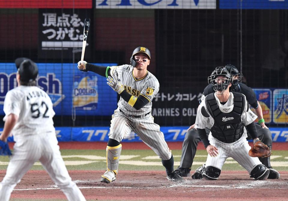 ９回、佐藤輝は中越えにソロを放つ（撮影・佐々木彰尚）