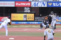 　１回、大山が先制の適時二塁打を放つ（撮影・堀内翔）