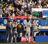 ９回、完投勝利目前でロッテ打線に捕まり降板した青柳（５０）＝撮影・開出牧