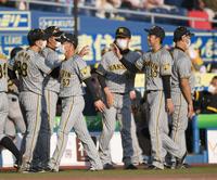 今季５勝目を挙げた青柳（右手前）は、惜しくも完投を逃し苦笑いを浮かべながら矢野監督（左端）とタッチを交わす（撮影・開出牧）