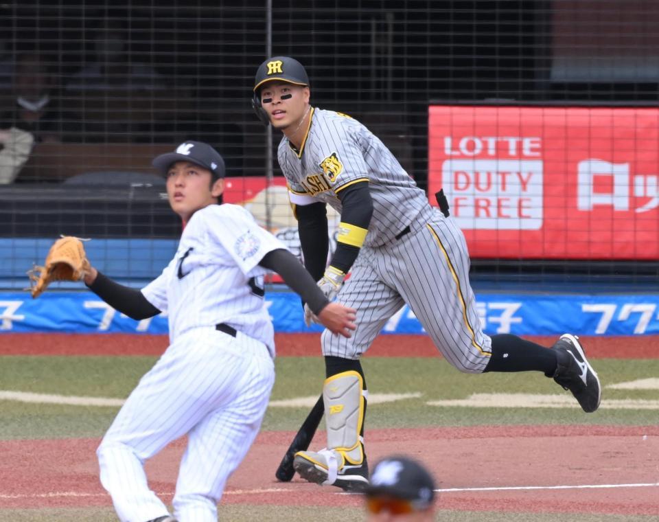 　１回、中犠飛を放つ佐藤輝（撮影・堀内翔）