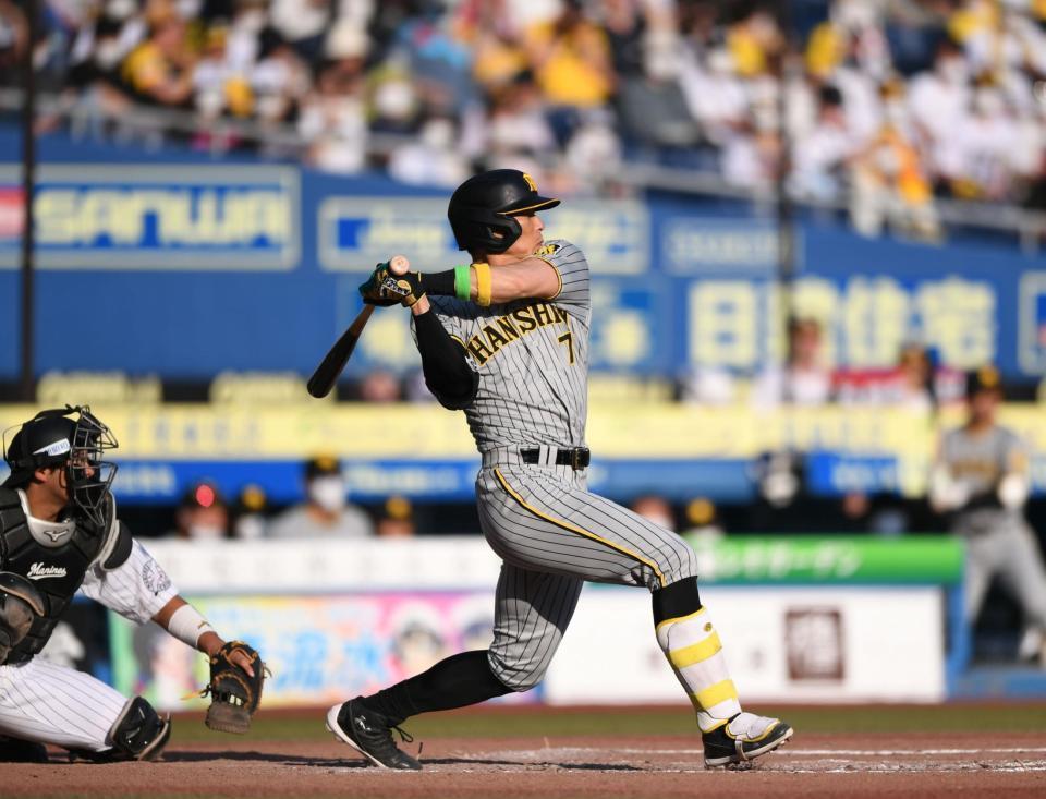 ９回、左前２点適時打を放つ糸井（撮影・開出牧）