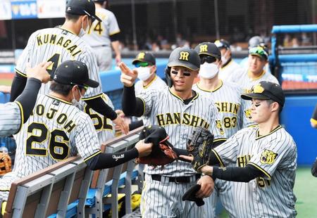 　３回、適時三塁打を放った佐藤輝はベンチの中でポーズを決める（撮影・田中太一）