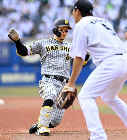 　３回、適時三塁打を放ちすべり込む佐藤輝