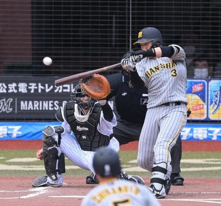 　１回、先制の適時二塁打を放つ大山（撮影・堀内翔）