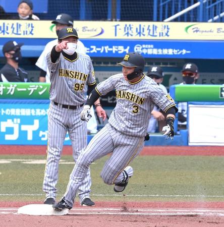 　１回、先制の適時二塁打を放ち一塁を回る大山（撮影・堀内翔）