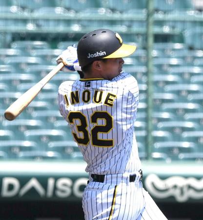 　１回、井上は左越えに先制適時二塁打を放つ（撮影・山口登）