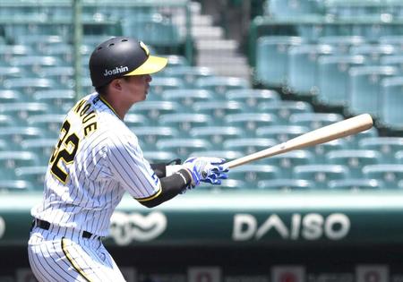 　１回、井上は左越えに先制適時二塁打を放つ（撮影・山口登）