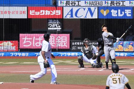 １回、原口は捕邪飛に倒れる（撮影・堀内翔）