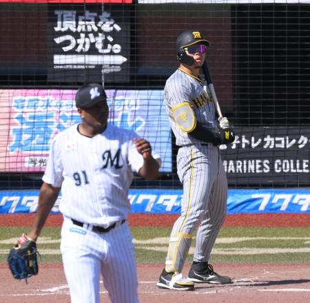 　４回、見逃し三振に倒れた佐藤輝（撮影・堀内翔）