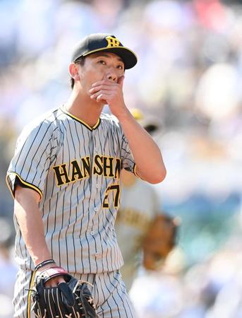 　３回、追加点を奪われ、元気なくベンチへ戻る伊藤将（撮影・田中太一）