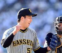 　８回のピンチを切り抜けてガッツポーズで引き揚げる青柳（撮影・田中太一）