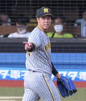 　７回を投げ終えてベンチに戻る青柳（撮影・堀内翔）