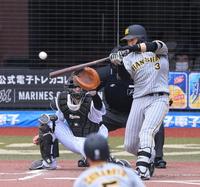 　１回、先制の適時二塁打を放つ大山（撮影・堀内翔）