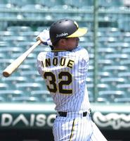 　１回、井上は左越えに先制適時二塁打を放つ（撮影・山口登）