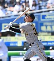 　１回、中飛に倒れる糸原（撮影・田中太一）