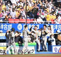 　８回、右越え２ランを放った佐藤輝（８）とタッチを交わす阪神ナイン（撮影・開出牧）